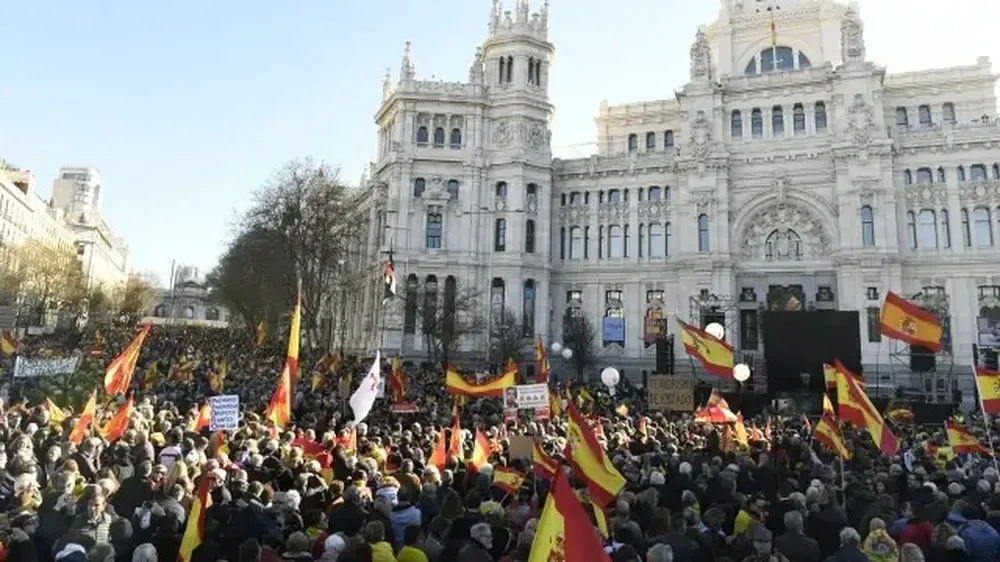 Centenares de manifestantes en la plaza de Cibeles.