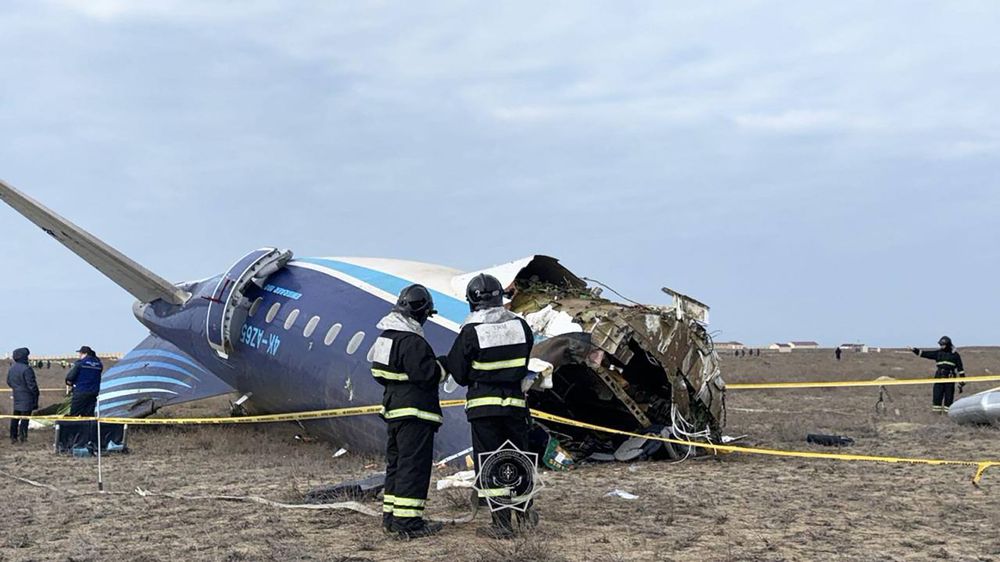 En esta imagen difundida por el Ministerio de Situaciones de Emergencia de Kazajstán, especialistas en emergencias trabajan en el lugar del accidente de un avión de pasajeros de Azerbaijan Airlines cerca de la ciudad de Aktau, en el oeste de Kazajstán, el 25 de diciembre de 2024.