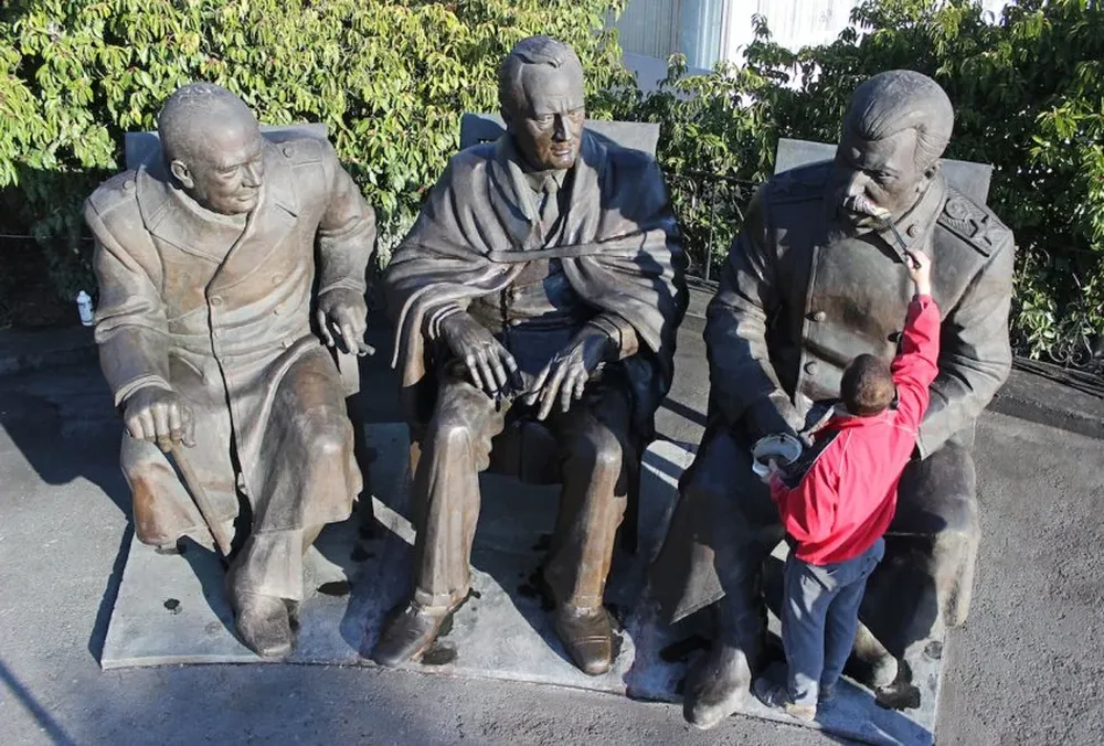 La estatua en Crimea inaugurada en febrero: Joseph Stalin, Franklin D. Roosevelt y Winston Churchill