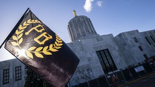 Una bandera del grupo Proud Boys