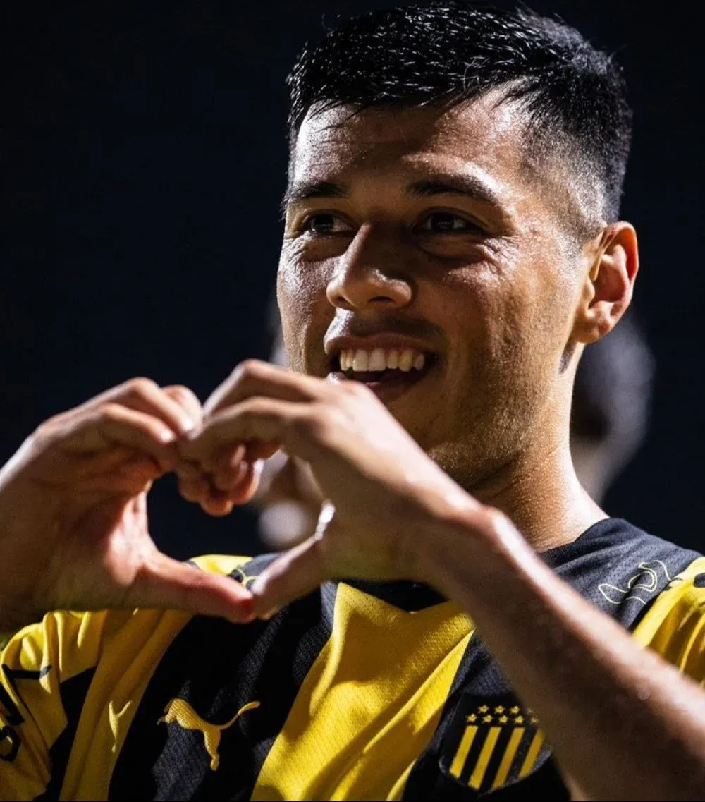 Leonardo Sequeira celebra uno de sus dos goles con Peñarol ante Racing