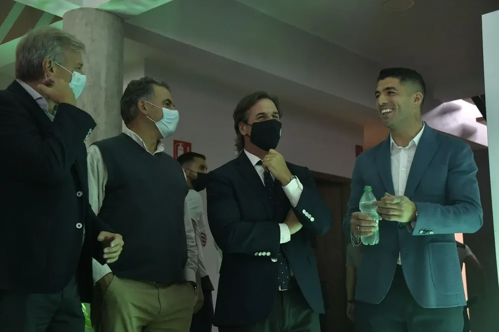 Sebastián Bauzá, Yamandú Orsi, Lacalle Pou y Luis Suárez durante la inauguración de nuevas obras en el Complejo Suárez