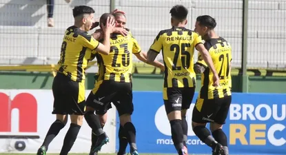 Maximiliano Pereira celebra su gol para el 1-0 ante Rentistas