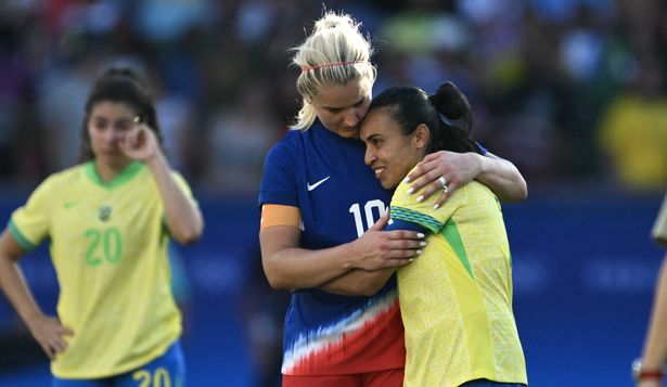 La mediocampista estadounidense Lindsey Horan abraza a la delantera brasileña Marta al final del partido de fútbol final por la medalla de oro femenina entre Brasil y Estados Unidos&nbsp;