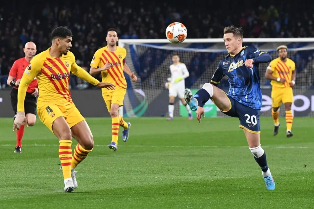 Araujo marcando a Piotr Zielinski