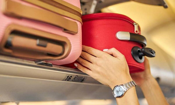 Bruselas abre una investigación contra España por multar a las low cost que cobran el equipaje de mano
