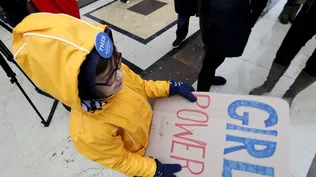 Una niña en las manifestacione de París
