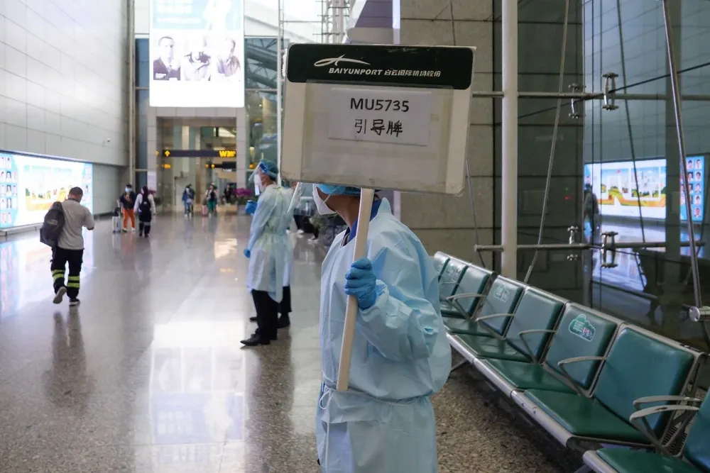 Un funcionario espera a los parientes de los pasajeros accidentados