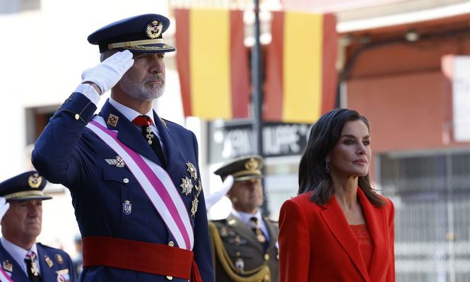 El rey Felipe VI y la reina Letizia presiden en Oviedo el acto central conmemorativo del Día de las Fuerzas Armadas
