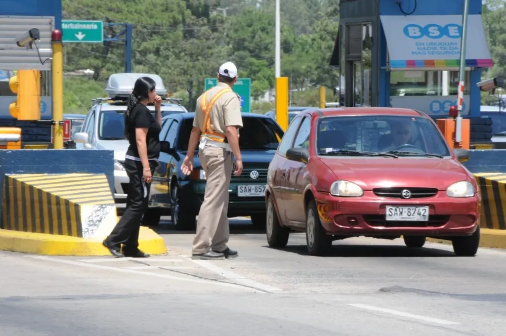 Cruzando el peaje de Pando rumbo al Este