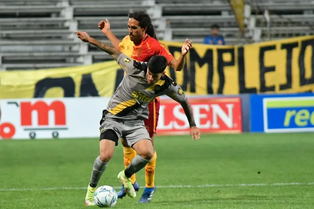 Agustín Da Silveira de Peñarol ante Villa Española