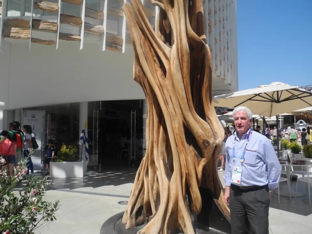 Federico Stanham frente al pabellón de Uruguay en la Expo Milán
