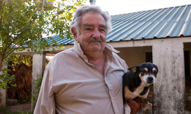 Mujica y su perra de tres patas Manuela, que se volvió famosa cuando él fue presidente.