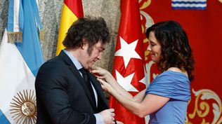 Isabel Diaz Ayuso condecora a Javier Milei en Madrid