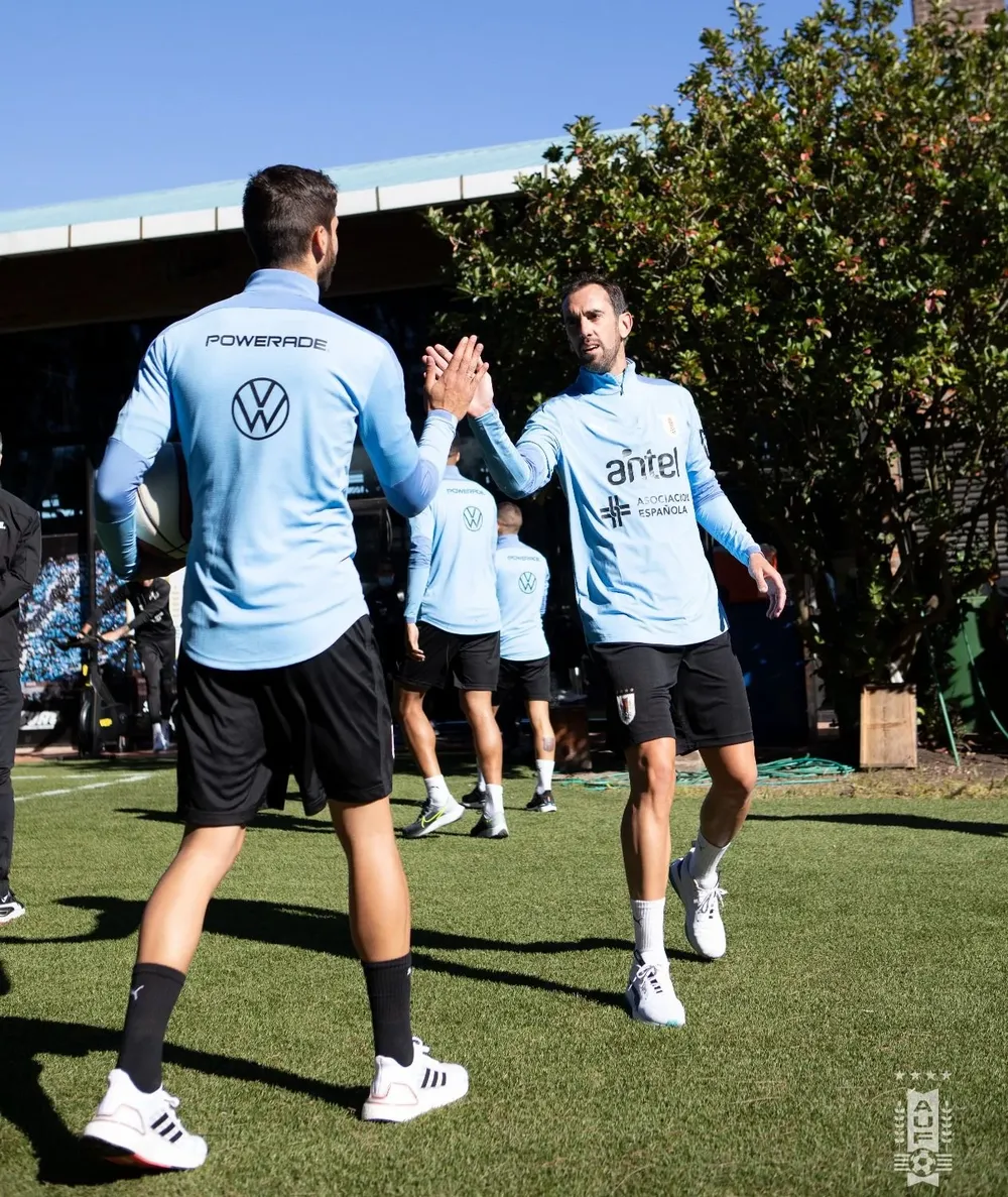 El saludo de Bentancur con Godín