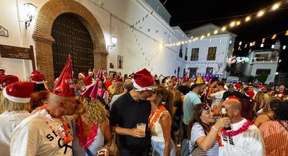 el pueblo andaluz que celebra la nochevieja en agosto, en plena ola de calor y con miles de turistas