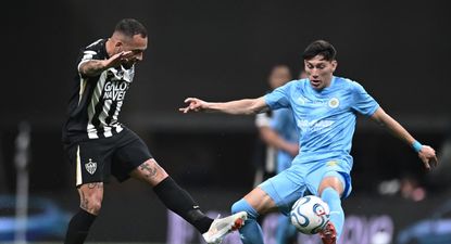 Maycon y Esteban Obregón en el partido entre Atlético Mineiro y Montevideo City Torque