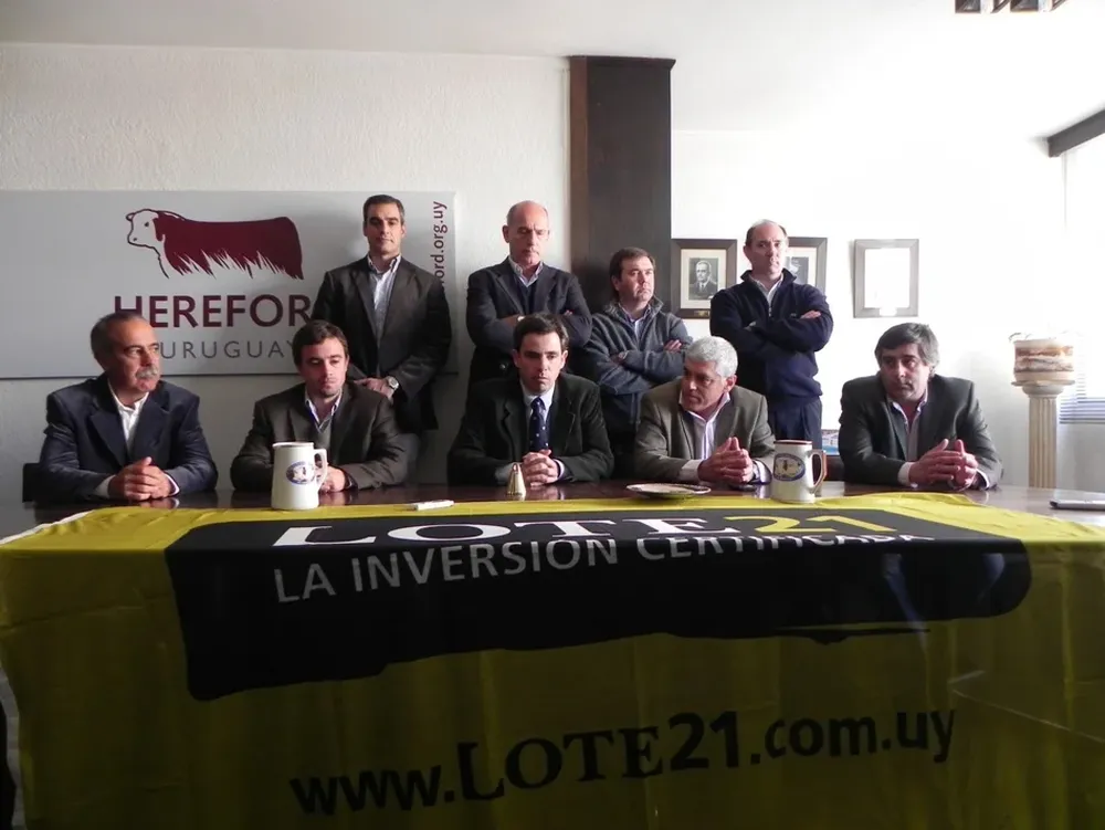 Integrantes de Lote 21 y directivos de la Hereford