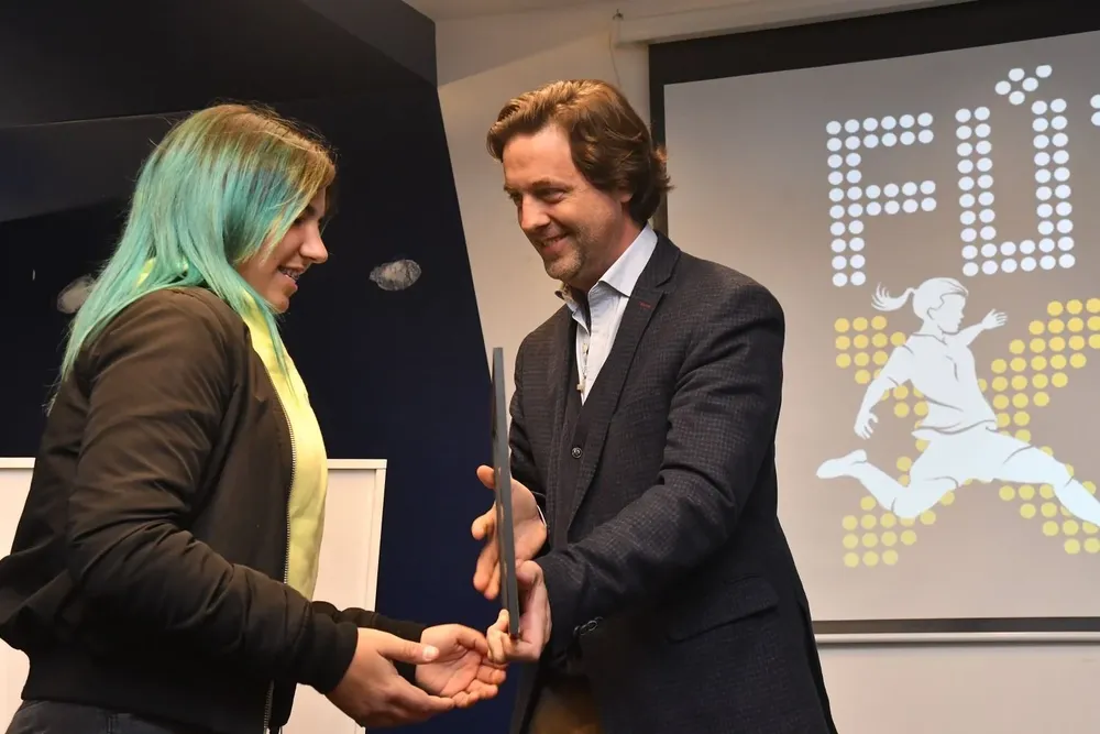 Oriana Fontán premiada por Ignacio Alonso
