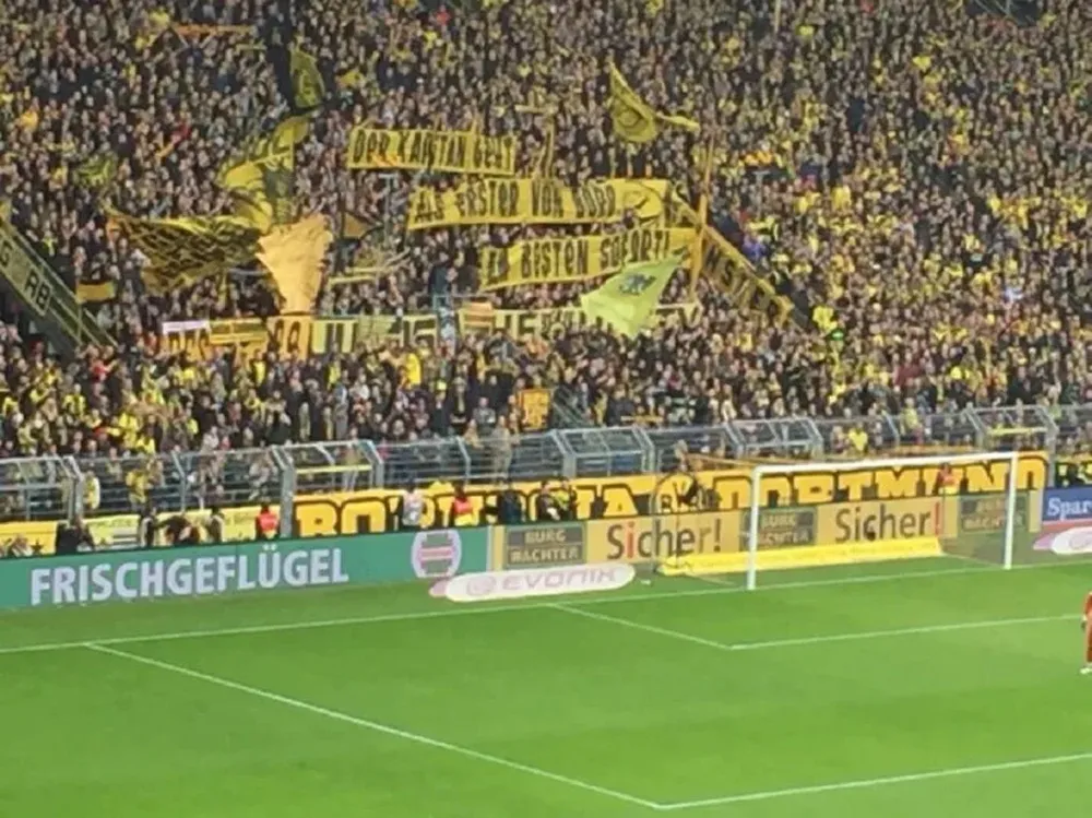 La pancarta contra Hummels