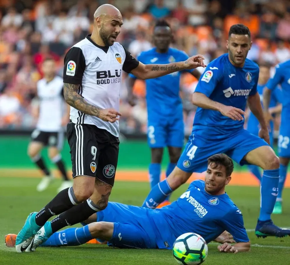 Leandro Cabrera, en el piso, durante un partido de Getafe