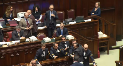 Golpes de puño en la sesión del Parlamento italiano