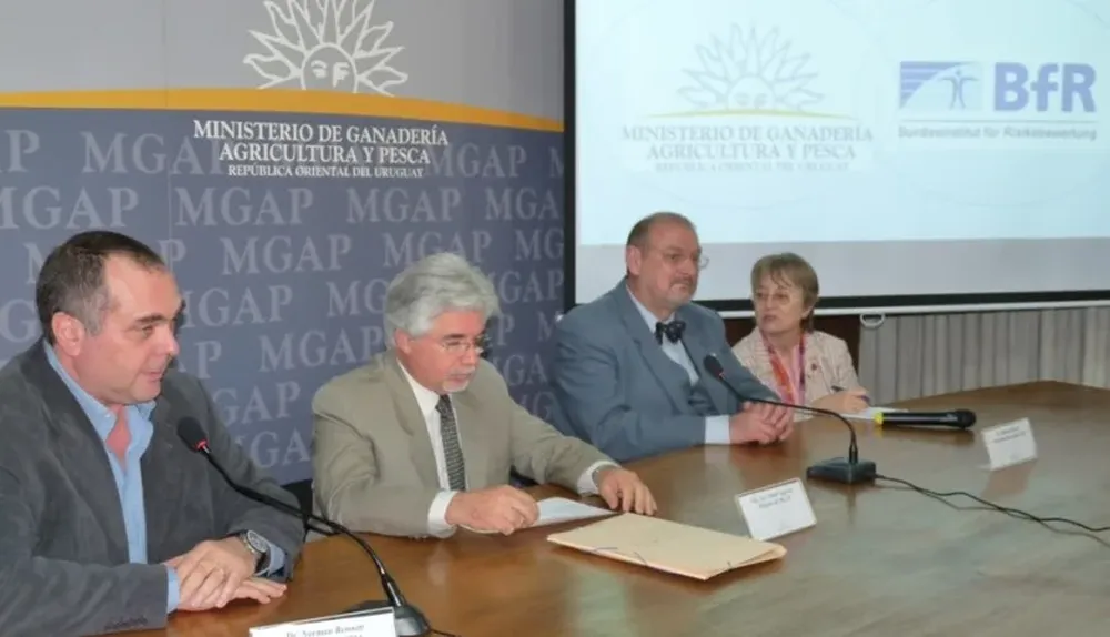 Bennett, Aguerre y Hensel, durante la conferencia de prensa en el MGAP
