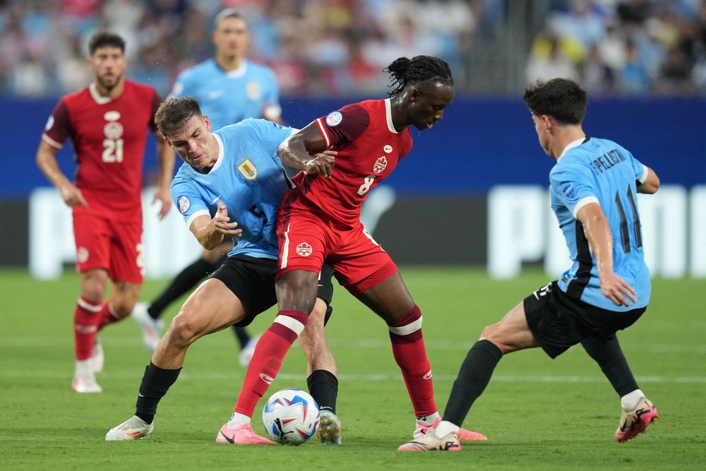 Ismael Kone de Canadá y Manuel Ugarte de la selección de Uruguay