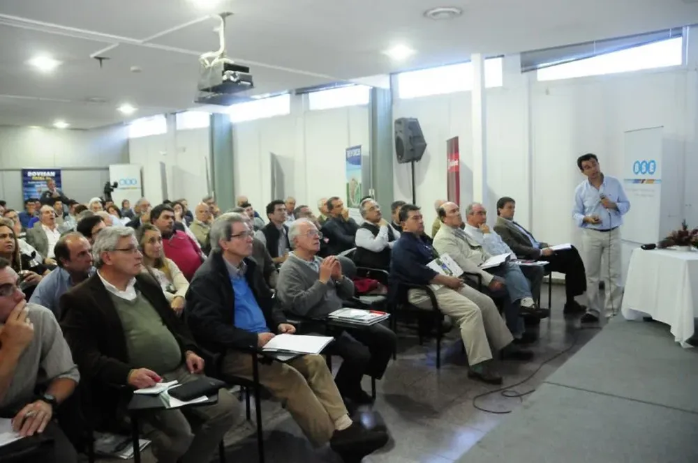 El auditorio sigue atentamente los números presentados por Carlos Molina en el Instituto Plan Agropecuario (IPA)