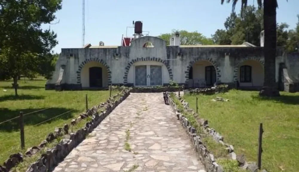 Frente de una de las construcciones en el paraje Sánchez Grande