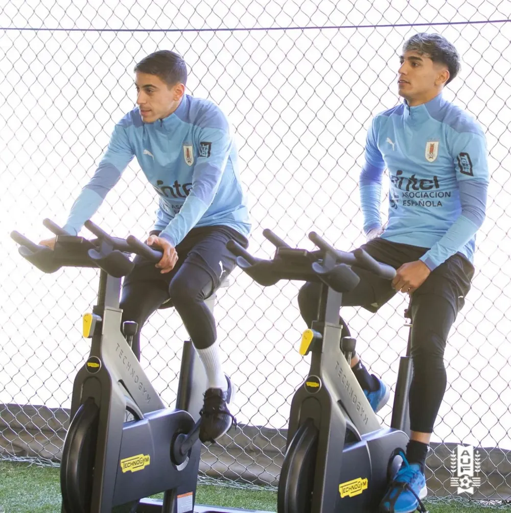 Camilo Cándido y Facundo Torres, ayer rivales en Nacional y Peñarol, hoy compañeros en la selección