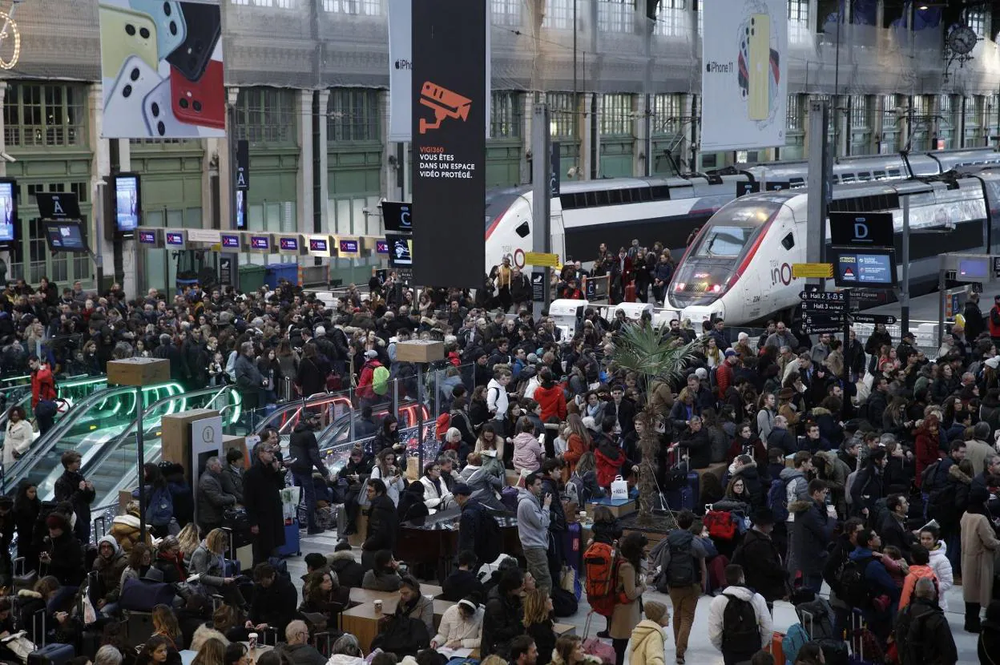 Confusión y alerta en las estaciones de trenes de París.