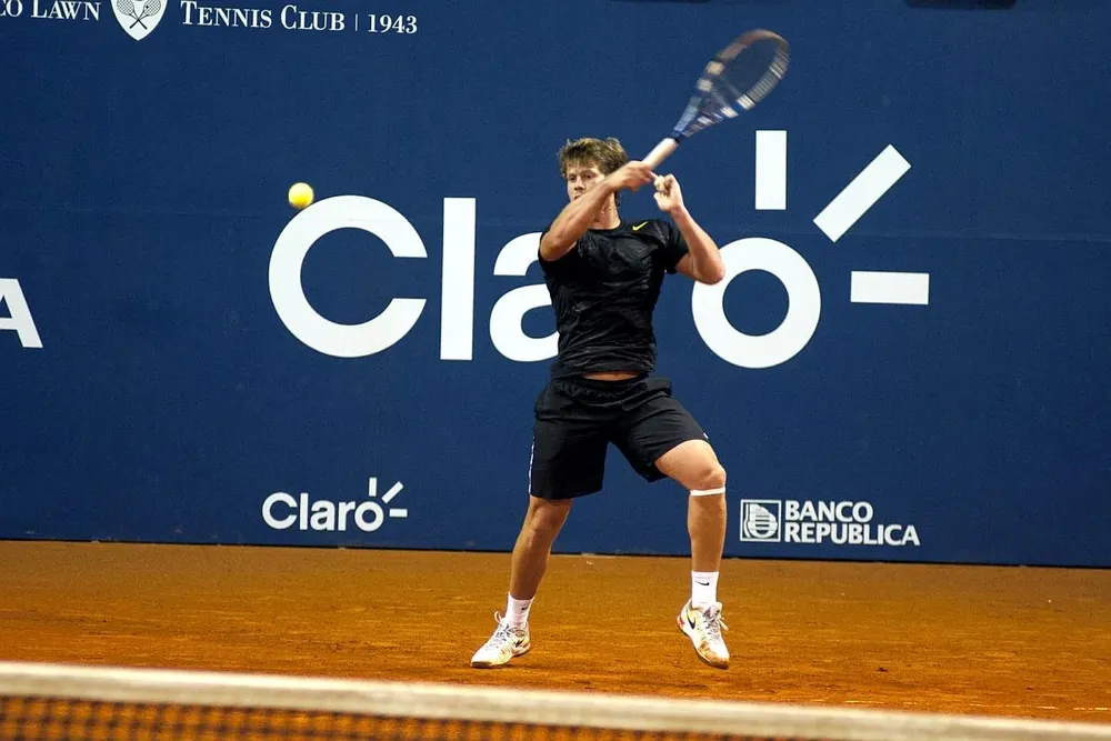 El uruguayo Ariel Behar en la cancha central del Uruguay Open
