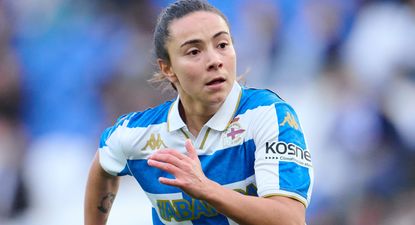 Esperanza Pizarro con la camiseta de Deportivo La Coruña de España
