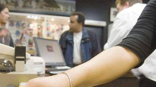 Crédito al consumo crece más  en el segmento de ingresos bajos