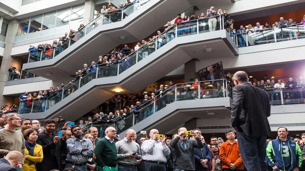 Satya Nadella dando su primer discurso como CEO de Microsoft en Redmond