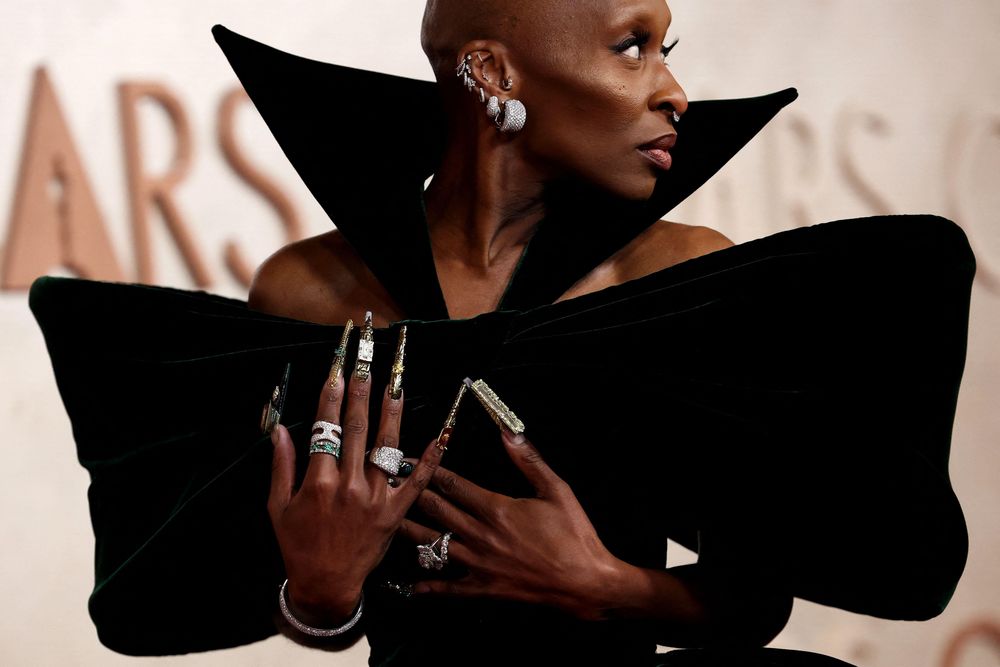 Cinthya Erivo, aspirante al premio a mejor actriz por su papel en Wicked, posa mostrando su manicura en la alfombra roja de los Oscar 2025.