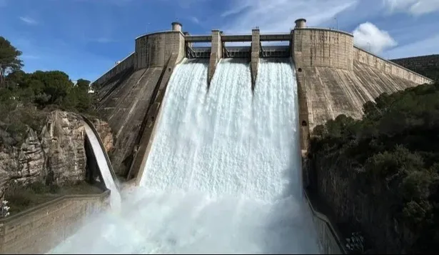 Embalse de El Grado soltando agua.
