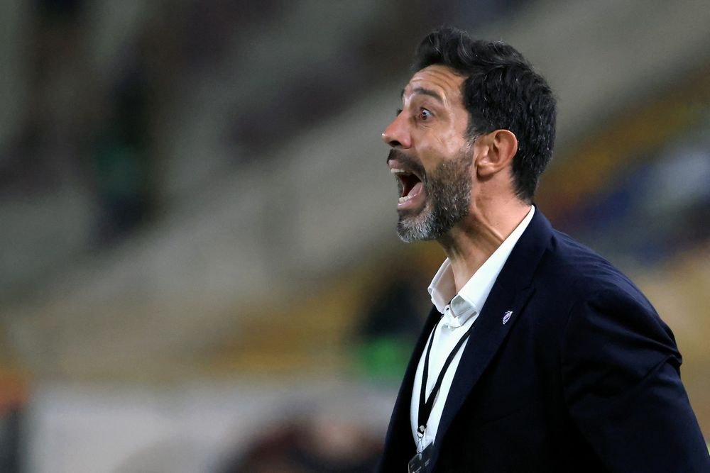 Jorge Bava, técnico de Nacional, pidiendo más acción de sus jugadores ante Universitario por Copa Libertadores