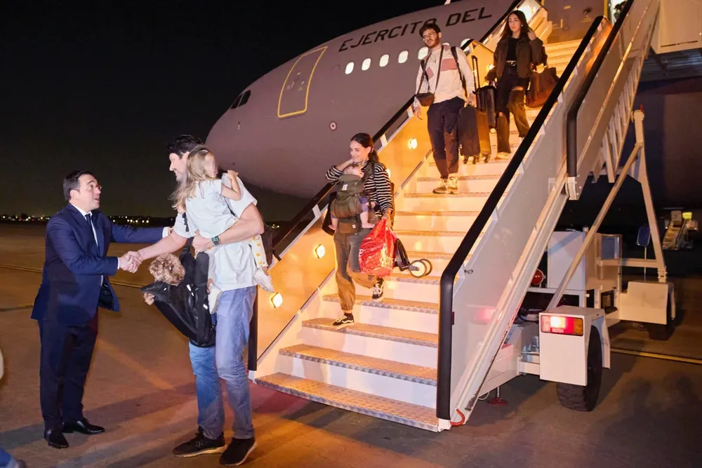 Albares recibe a los españoles llegados desde Tel Aviv.