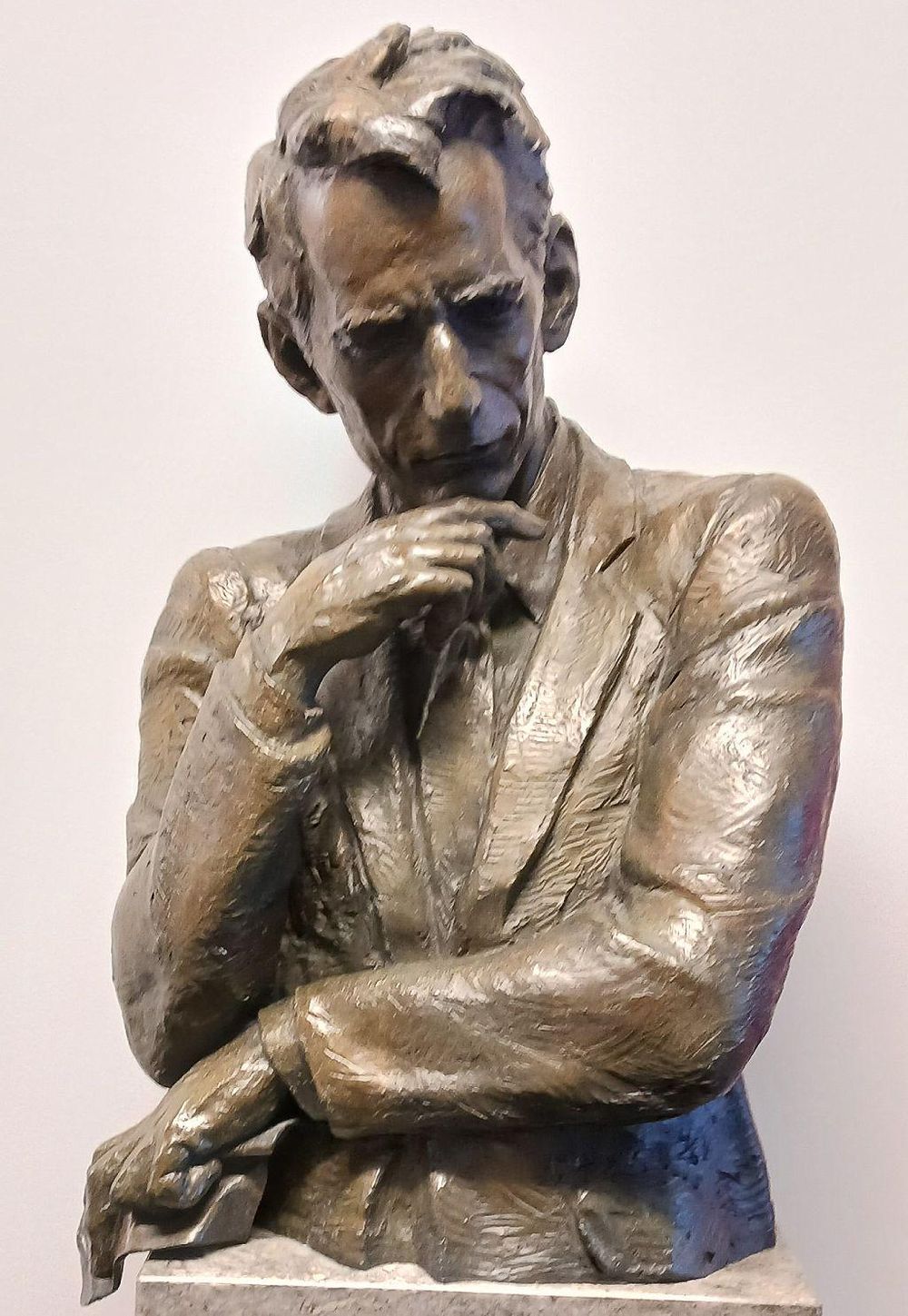 La teoría de Shannon se convertiría en el marco estándar que sustenta todos los sistemas de comunicación actuales: ópticos, submarinos e interplanetarios. (Estatua de Claude Shannon en los Laboratorios Shannon de AT&T).