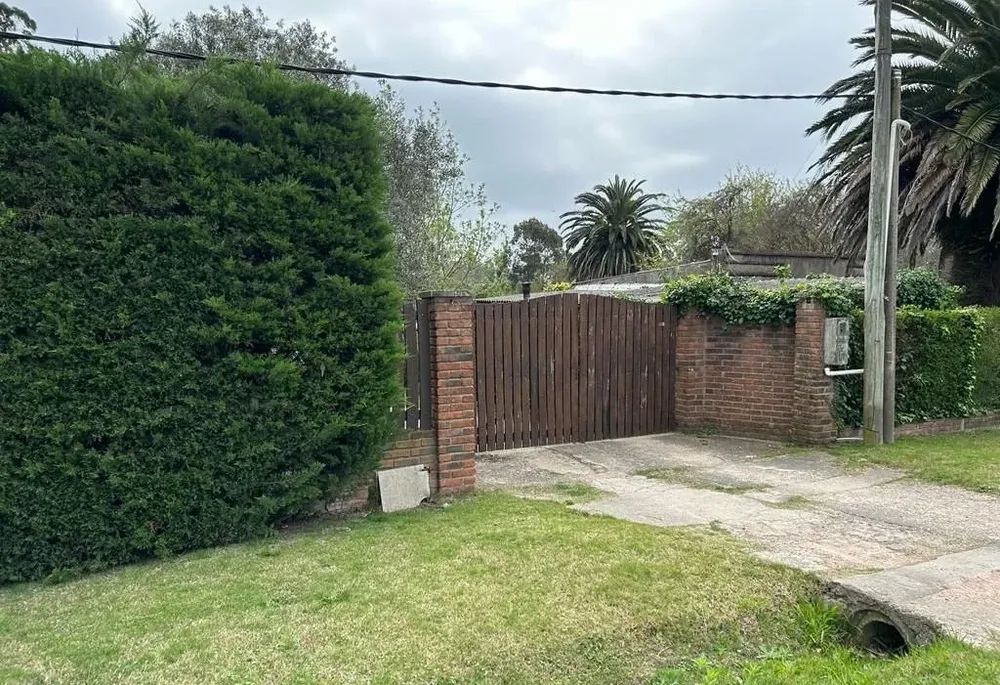 Bavastro remata casa con piscina en Colonia Nicolich.