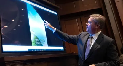 Scott Bray muestra un UAP captado desde un avión militar