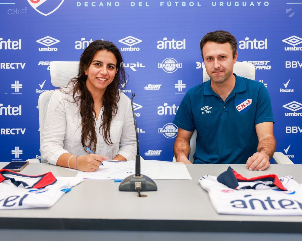 Marcel Rauss firmando la renovación de su contrato con Nacional a principios de 2025