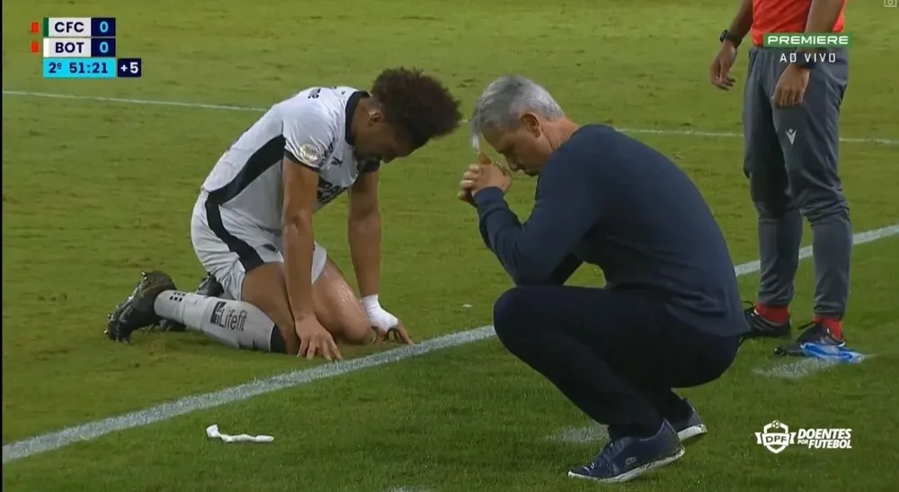 Técnico y un jugador de Botafogo antes del gol de penal