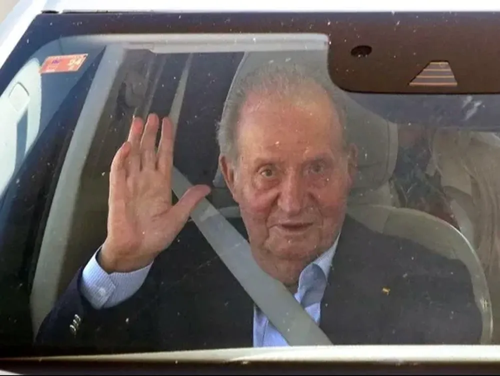 Rey emérito Juan Carlos al arribar al aeropuerto de Vigo. Archivo