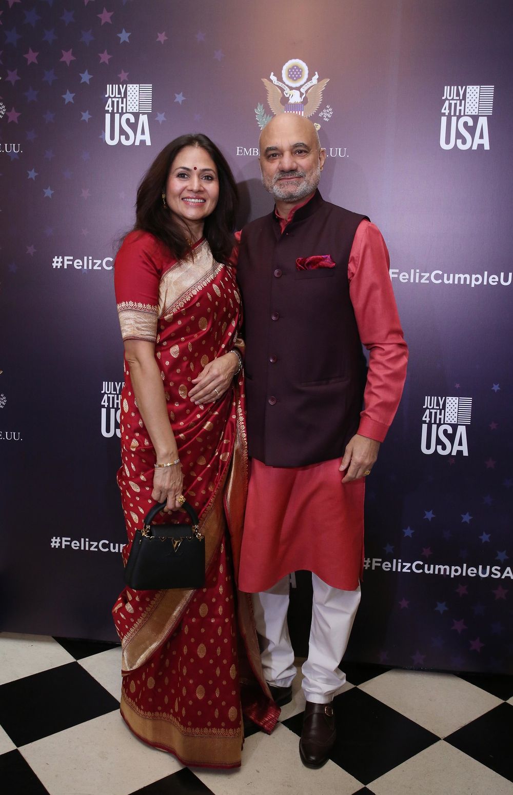 El embajador de la India Dinesh Bhatia junto a su esposa Seema Bhatia 