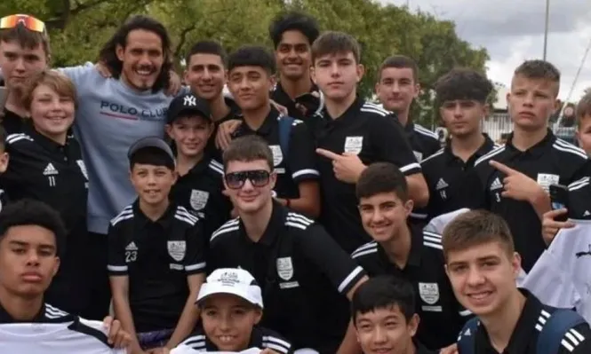 Edinson Cavani con los niños que llegaron desde Australia
