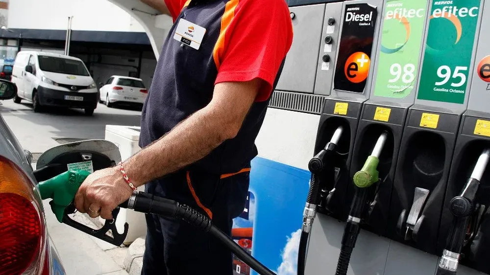 Bajan los carburantes.