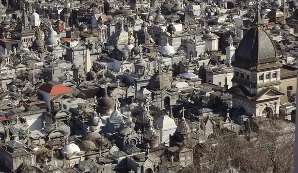 El cementerio de la Recoleta es uno de los sitios de la ciudad que más visitas turísticas recibe